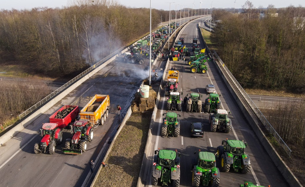 Fransa'da çiftçiler traktörleriyle eylem yaptı - Resim : 1
