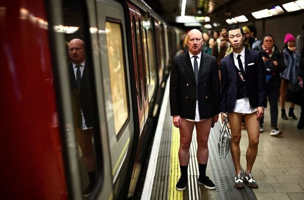 Metroda 'Pantolonsuz Günü' kutlaması - Resim : 1