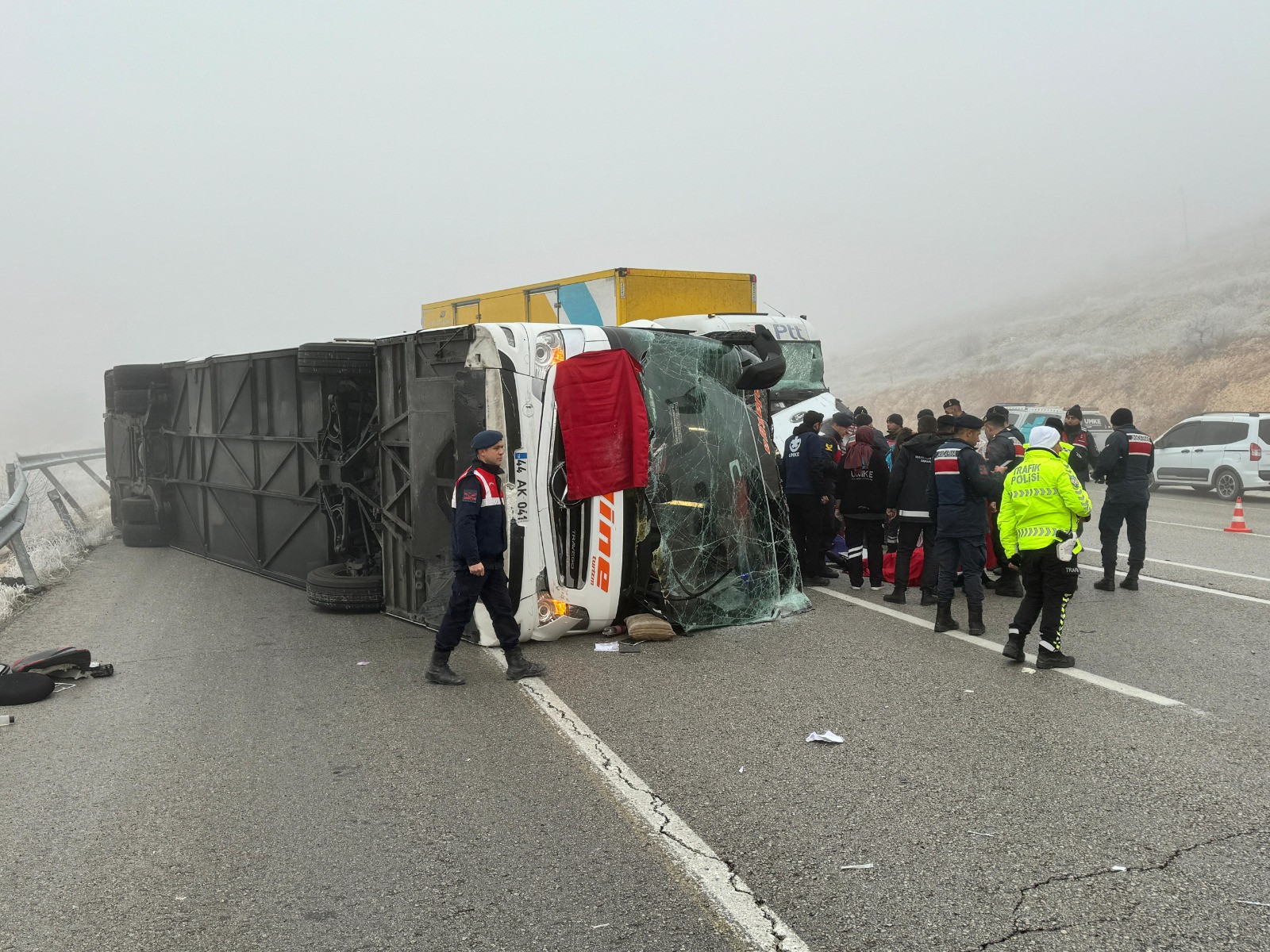 Malatya'da yolcu otobüsü devrildi: Çok sayıda ölü ve yaralı - Resim : 2