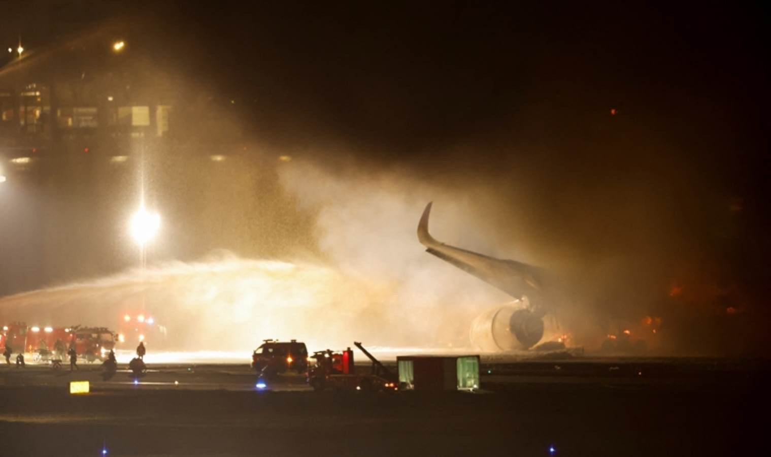 Japonya'da uçak yangını: 5 kişi hayatını kaybetti - Resim : 1
