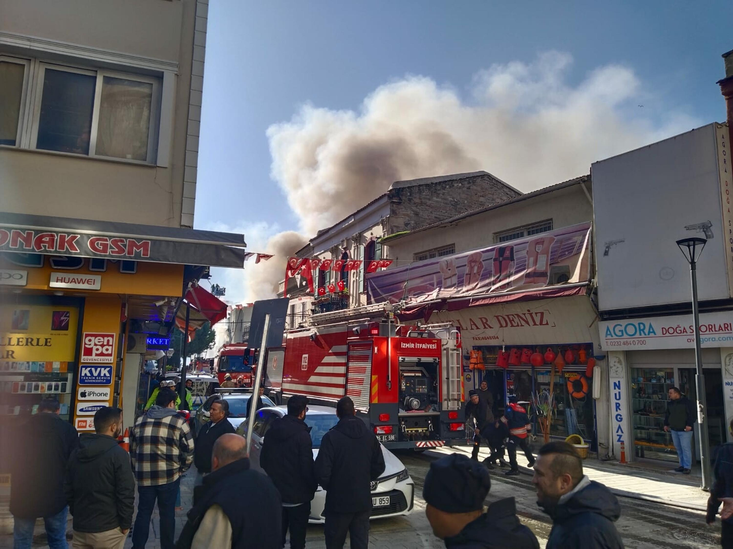 İzmir'deki tarihi Kemeraltı Çarşısı'nda yangın - Resim : 1
